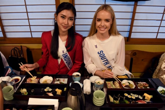 Kenikmatan para kontestan Miss Internasional santap hidangan sushi