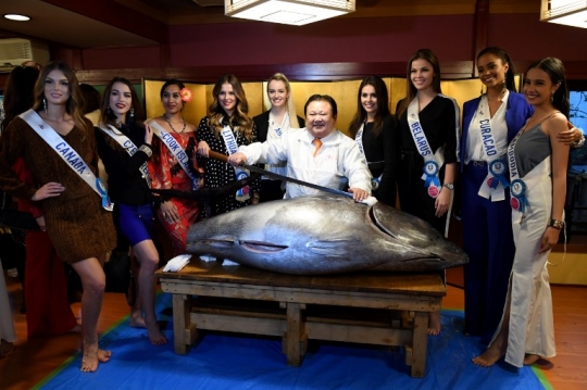 Kenikmatan para kontestan Miss Internasional santap hidangan sushi