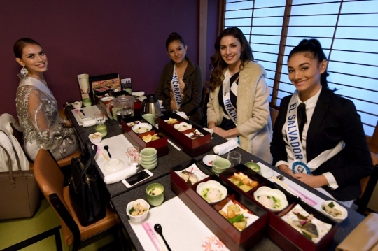 Kenikmatan para kontestan Miss Internasional santap hidangan sushi