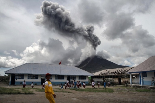 Keceriaan murid SD di tengah bahaya erupsi Gunung Sinabung