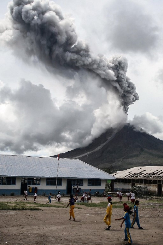 Keceriaan murid SD di tengah bahaya erupsi Gunung Sinabung