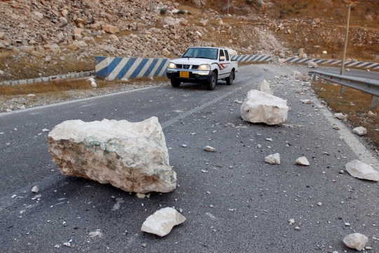 Batuan sebesar mobil berjatuhan saat gempa di Irak