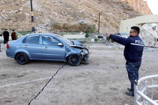 Batuan sebesar mobil berjatuhan saat gempa di Irak