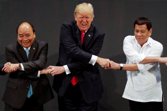 Begini reaksi Trump yang kebingungan cara bersalaman silang di KTT ASEAN