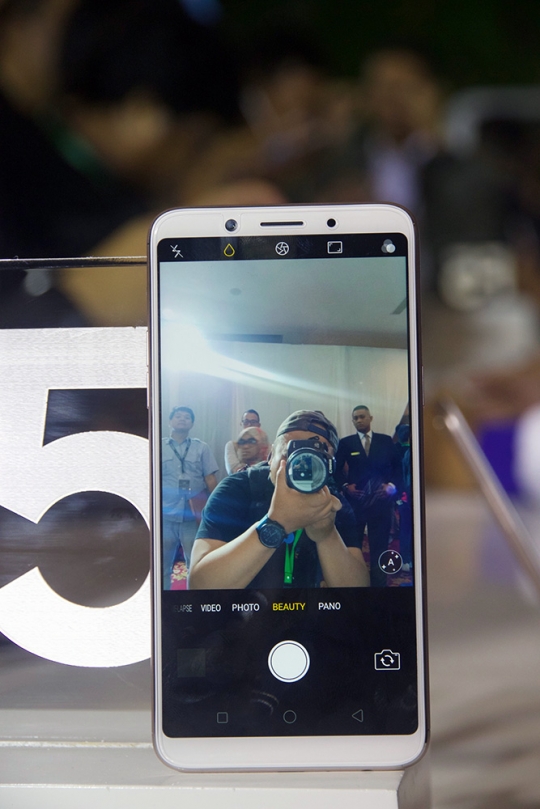 Melihat peluncuran smartphone canggih Oppo F5