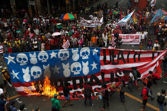 Kecam kunjungan Trump, ribuan warga Filipina bakar bendera AS