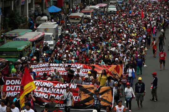 Kecam kunjungan Trump, ribuan warga Filipina bakar bendera AS