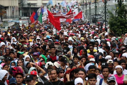 Kecam kunjungan Trump, ribuan warga Filipina bakar bendera AS