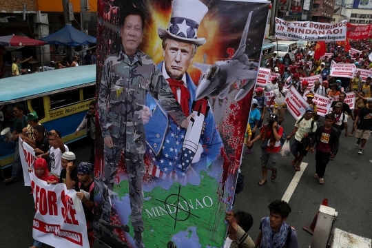 Kecam kunjungan Trump, ribuan warga Filipina bakar bendera AS