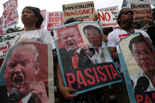 Kecam kunjungan Trump, ribuan warga Filipina bakar bendera AS
