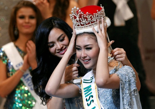 Tangis bahagia Kevin Lilliana raih Miss International 2017