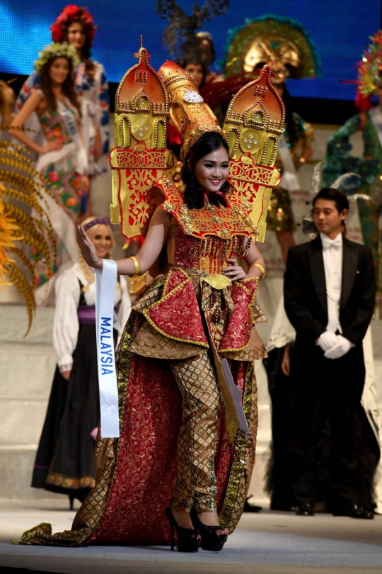 Pesona kecantikan Kevin Liliana berbusana 'Mbok Jamu' di Miss Internasional