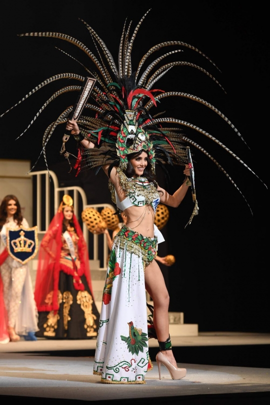 Pesona kecantikan Kevin Liliana berbusana 'Mbok Jamu' di Miss Internasional