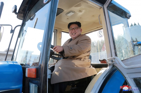 Semringah Kim Jong-un kemudikan traktor buatan Korea Utara
