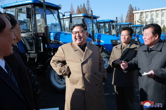 Semringah Kim Jong-un kemudikan traktor buatan Korea Utara