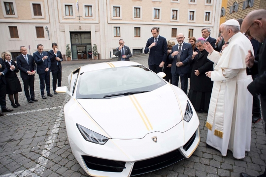 Senyum Paus Fransiskus diberi hadiah Lamborghini