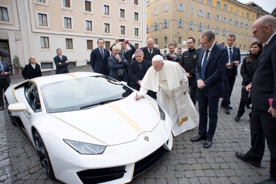 Senyum Paus Fransiskus diberi hadiah Lamborghini
