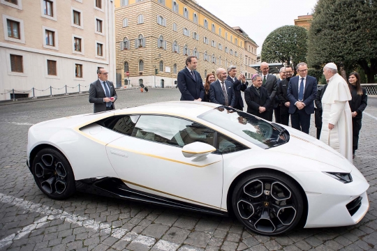 Senyum Paus Fransiskus diberi hadiah Lamborghini
