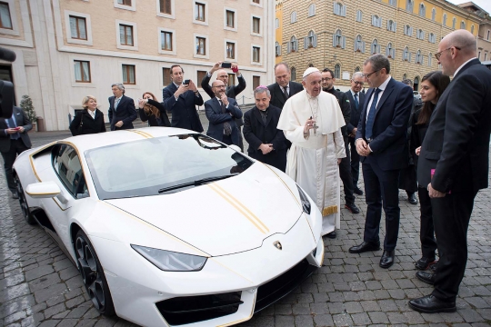 Senyum Paus Fransiskus diberi hadiah Lamborghini