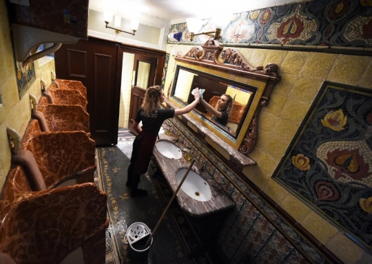 Intip isi toilet bernilai seni dan arsitektur unik di Liverpool