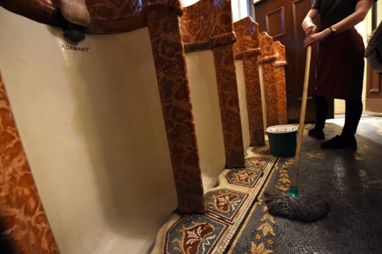 Intip isi toilet bernilai seni dan arsitektur unik di Liverpool