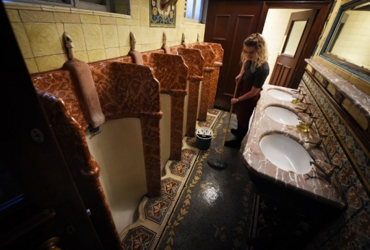 Intip isi toilet bernilai seni dan arsitektur unik di Liverpool