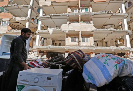 Meratapi kondisi wilayah paling parah terkena dampak gempa Iran
