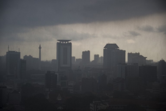 Penampakan mendung selimuti Ibu Kota