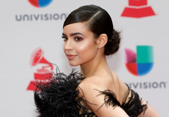 Deretan bintang latin cantik rupawan di Grammy Awards