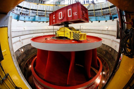 Intip cara Rusia pasang turbin raksasa seberat 244 ton untuk PLTA