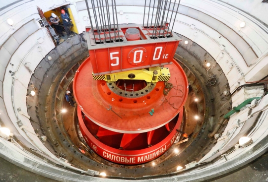 Intip cara Rusia pasang turbin raksasa seberat 244 ton untuk PLTA