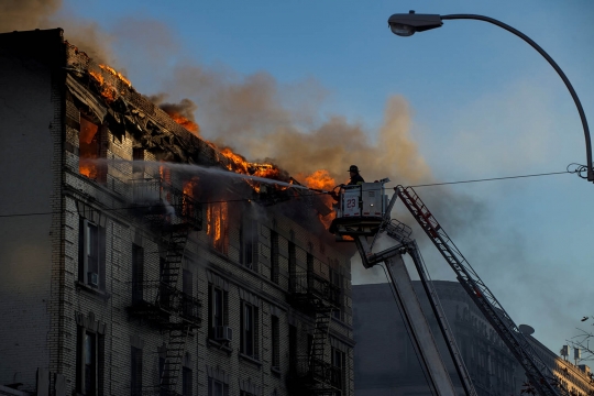 Ganasnya kebakaran lahap gedung di pusat New York