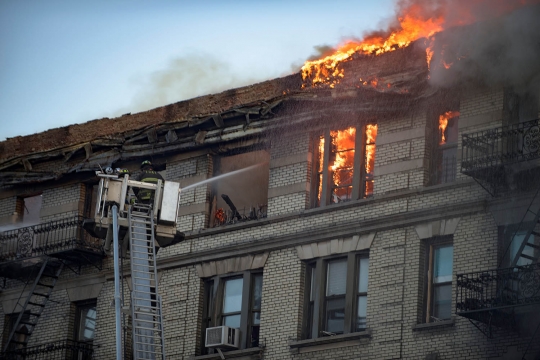 Ganasnya kebakaran lahap gedung di pusat New York