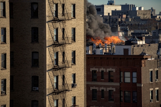 Ganasnya kebakaran lahap gedung di pusat New York