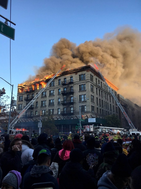 Ganasnya kebakaran lahap gedung di pusat New York