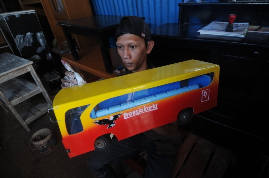 Uniknya miniatur bus Transjakarta terbuat dari kayu