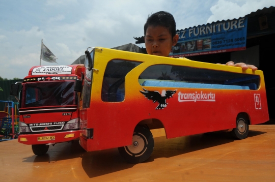 Uniknya miniatur bus Transjakarta terbuat dari kayu