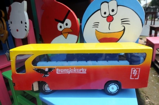 Uniknya miniatur bus Transjakarta terbuat dari kayu