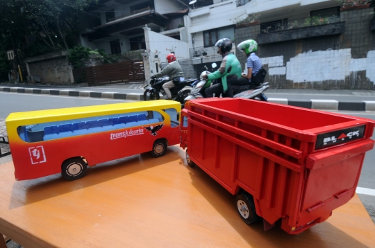 Uniknya miniatur bus Transjakarta terbuat dari kayu