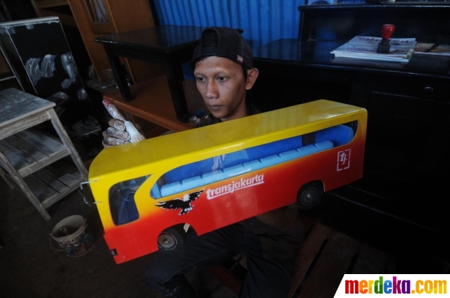 Foto Uniknya miniatur bus Transjakarta terbuat  dari  kayu  