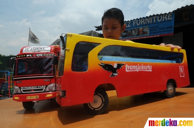 Foto Uniknya miniatur bus Transjakarta terbuat dari kayu  