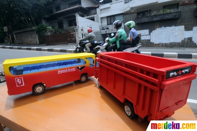 Foto Uniknya miniatur bus Transjakarta terbuat dari kayu  
