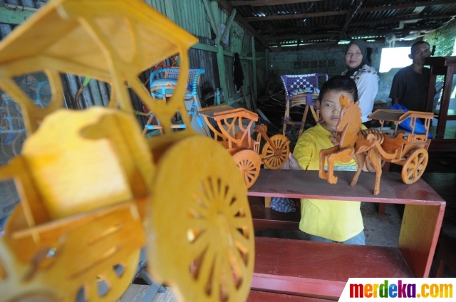 Foto Uniknya miniatur bus Transjakarta terbuat dari kayu 