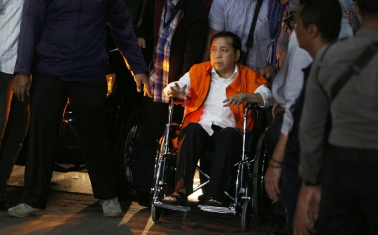 Duduk di kursi roda & pakai rompi oranye, ini ekspresi Setnov saat jadi tahanan KPK