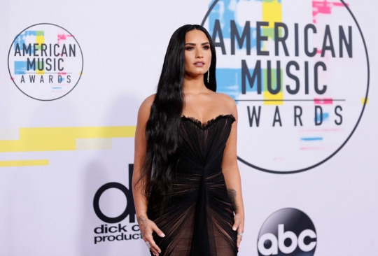 Pose para selebriti cantik di American Music Awards