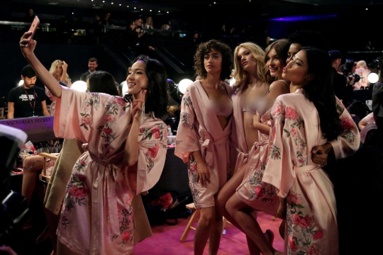 Intip kesibukan para model Victoria's Secret Shanghai di belakang panggung