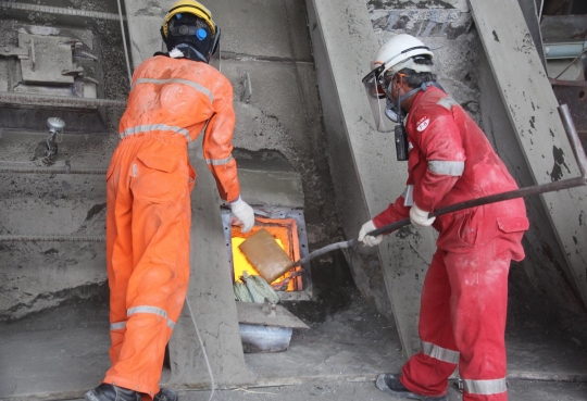 Petugas pakai mesin penghancur di pabrik semen musnahkan ganja 2,8 ton