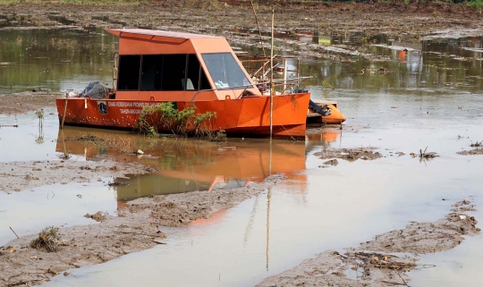 Antisipasi banjir, lumpur dan tanaman liar di Situ Babakan dikeruk