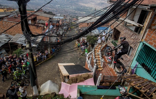 Ekstremnya balap sepeda di tengah permukiman padat Kolombia