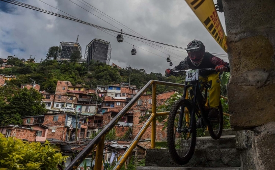 Ekstremnya balap sepeda di tengah permukiman padat Kolombia